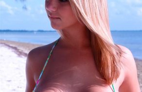 fotos La jovencita rubia de Ashlynn Brooke en bikini desnudandose