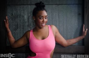 fotos Negra rellenita se expone a que le den sexo BDSM