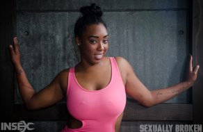 imagen Negra rellenita se expone a que le den sexo BDSM